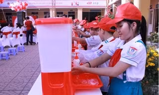 Các bạn nhỏ đang thực hành rửa tay. (Ảnh: Khánh Hội)
