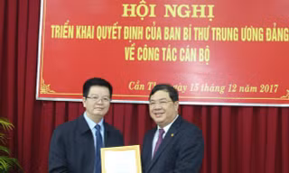 Ông Mai Văn Chính - uỷ viên Ban chấp hành Trung ương Đảng, Phó trưởng Ban Tổ chức Trung ương trao quyết định cho ông Phạm Gia Túc