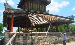 Một góc sau của Phu Văn Lâu bị sập