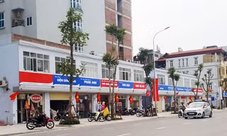Các tấm bảng, biển quảng cáo chỉ có hai màu xanh và đỏ trên tuyến phố 1,5km Lê Trọng Tấn. Ảnh: Phan Minh.
