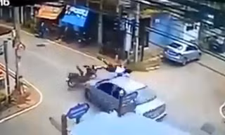 Ô tô đâm người điều khiển xe máy văng vào vỉa hè 