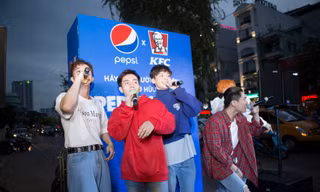Trước đó một ngày, hình ảnh hộp Pepsi “khổng lồ” gây tò mò cho nhiều bạn trẻ và người đi đường.