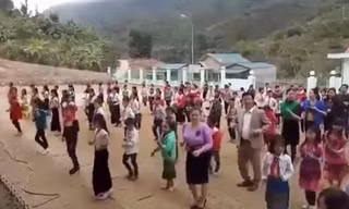 Thầy trò vùng cao nhảy cha cha cha trong giờ ra chơi