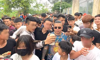 Dương Minh Tuyền xuất hiện tại Hưng Yên để động viên nữ sinh bị bạo hành (Ảnh cắt từ video)