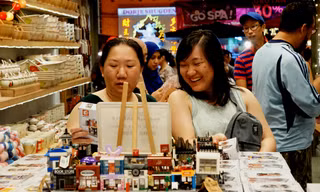 Du khách Việt mua sắm tại một cửa hàng lưu niệm ở Cameron, Malaysia. Ảnh: Viễn Thông