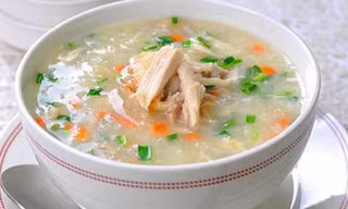 Cháo gà gạo nếp thích hợp với phụ nữ bị động thai . 