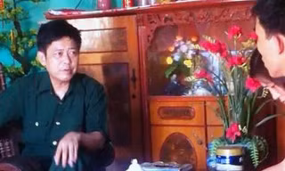 Vị "thần y" Nguyễn Duy Hợp đang hướng dẫn cách sử dụng thuốc cho vợ chồng chị Nguyễn Cẩm H, (Bắc Giang) (ảnh H. Thuý)