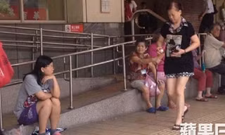 Su ăn mặc chỉnh tề ngồi bên chiếc bát ăn xin của mình. 