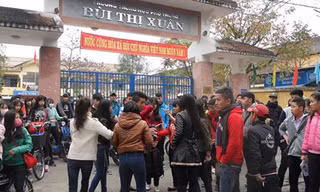 Nhóm nữ sinh quây lại dằn mặt và đánh nữ sinh khối 10 trường THPT Bùi Thị Xuân. Ảnh: Lê Công Doanh/Dân Việt