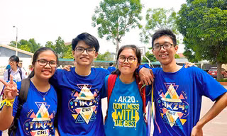 Lê Minh Tuấn (ngoài cùng bên phải). Ảnh: NVCC