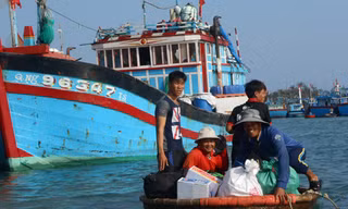 Kịp cập bờ bầu cử, ngư dân miền Trung lại tất bật ra khơi trường kỳ bám biển