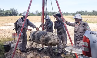 Quả bom nặng 340kg được vận chuyển lên xe về bãi nổ tập trung. Ảnh: Lê Xuân Tùng/RENEW-NPA