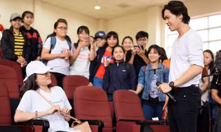 Hiền Sến hỏi Lý Phương Châu có đồng ý làm người yêu của anh không. Ảnh: Bá Ngọc 