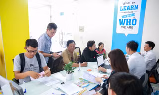 Thí sinh và phụ huynh nộp hồ sơ xét tuyển vào HUTECH trong đợt tuyển sinh năm 2019