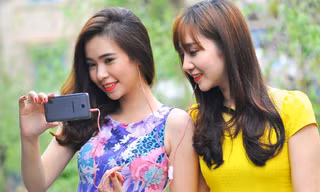 Cuộc đua mới trên thị trường smartphone: Vỏ nhựa hay vỏ kim loại?