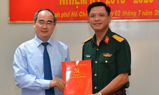 Bí thư Thành ủy TPHCM Nguyễn Thiện Nhân trao quyết định cho Đại tá Nguyễn Trường Thắng