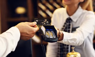 Trở thành chủ thẻ BIDV Visa, khách hàng sẽ được tặng thẻ bảo hiểm khẩn cấp 25.000 USD