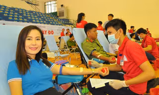 Bà Nguyễn Kim Phượng, Phó giám đốc ngân hàng Vietinbank chi nhánh Cần Thơ tươi cười hiến máu