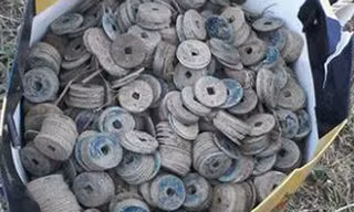 28 kg tiền xu cổ được đựng trong hũ sành nằm sâu dưới ruộng lúa khoảng 25 cm. Ảnh: V.T