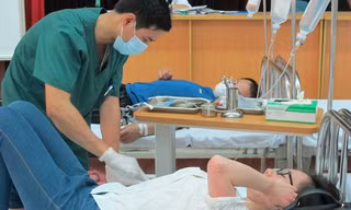 Bệnh nhân trước khi truyền đường cần xét nghiệm máu và được bác sĩ theo sõi sát. Ảnh: N.Phương