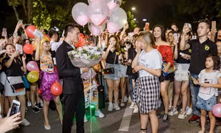 Chàng trai công khai tỏ tình với "người trong mộng" ở phố đi bộ Hồ Gươm. Ảnh chụp màn hình.