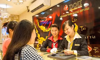 Giá vàng trong nước ngược thế giới