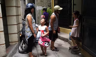 Học sinh vào lớp 1 chuẩn bị học trước chương trình tại nhà một giáo viên tiểu học nằm trong ngõ 236 đường Khương Đình (quận Thanh Xuân, Hà Nội). Ảnh: Q.Anh
