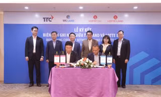 Ông Nguyễn Đăng Thanh – Chủ tịch HĐQT TTC Land và ông HAN Yong Soo - Phó Chủ tịch Điều hành Lotte E&C Hàn Quốc, ký kết biên bản ghi nhớ