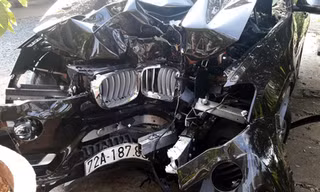 Đầu xe BMW bẹp dúm sau cú đâm mạnh vào gốc cây. Ảnh: Xuân Thắng.