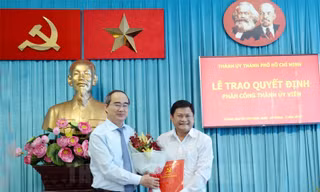 Bí thư Nguyễn Thiện Nhân trao quyết định phân công ông Huỳnh Cách Mạng giữ chức Phó trưởng Ban Tổ chức Thành ủy TP.HCM. Ảnh: Thành ủy TP.HCM