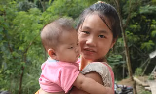 Thoạt nhìn, người ta cứ ngỡ đây là hai chị em... 