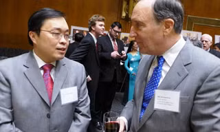 Sherman Katz và anh Lưu Ngọc Khang (trái) đang bàn Flappy Bird - Ảnh: HM