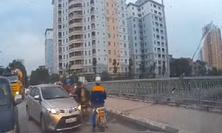 Ôtô bị ép lùi trối chết vì lấn làn ngược chiều 