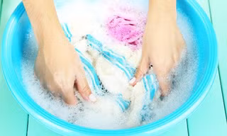 Không ngâm quần áo quá lâu với giặt. 