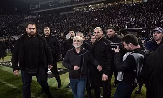 Savvidis lao vào sân để chất vấn trọng tài. Ảnh: AFP.
