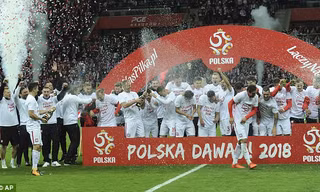 Lewandowski tỏa sáng, Ba Lan giành vé dự World Cup 2018