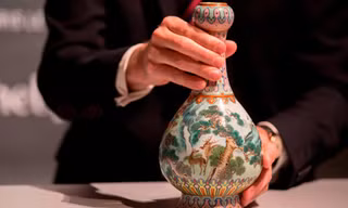 Chiếc bình sẽ được đem bán đấu giá tại nhà đấu giá Sotheby's ở Paris. Ảnh: CNN.