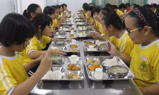 Bữa ăn của học sinh Trường Tiểu học Trưng Trắc (quận 11, TPHCM). Ảnh: Phan Nga