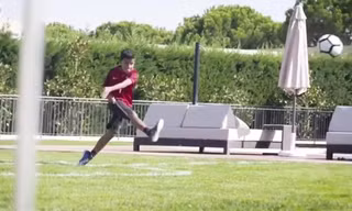 Con trai học tuyệt chiêu sút phạt của Ronaldo