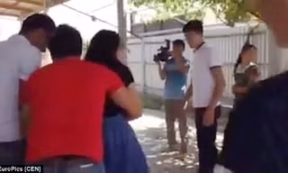 Cô dâu mặc áo đen đang bị lôi ra khỏi nhà
