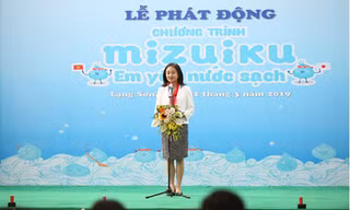 Bà Tomomi Fukumoto, Giám đốc điều hành, Bộ phận Phát triển Bền vững, Tập đoàn Suntory (Nhật Bản) phát biểu tại Lễ khởi động chương trình “Mizuiku – Em yêu nước sạch” năm 2019