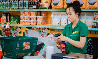 Tuổi tác hay giới tính không phải là rào cản đối với nhân viên Bách hóa Xanh. (Ảnh: Công Minh)