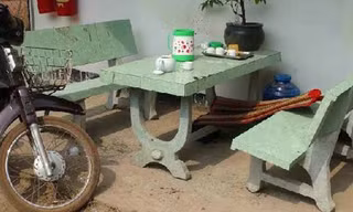 Chiếc xe Dream của các hung thủ bỏ lại và hiện trường vương máu nạn nhân. Ảnh: Chế Bắc.