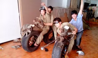 Từ khi còn nhỏ, anh Tuấn (người lái chiếc "mô tô tự chế" bên trái) và nhóm bạn cùng quê rất thích những đồ chơi tự chế như thế này. Ảnh: Kenny Nguyễn
