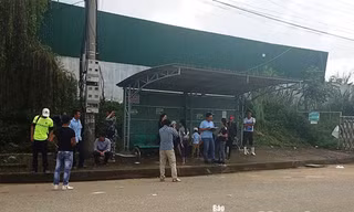 Nhiều người dân đang chờ làm thủ tục nhập cảnh vào trong nước