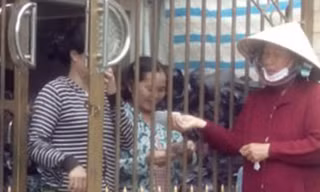 Hằng ngay vẫn có nhiều người bán vé số đến trước nhà ông Dũng mời mua vé số.