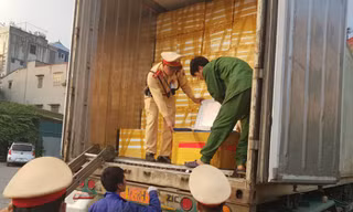 Đội Cảnh sát giao thông số 10, Phòng Cảnh sát giao thông CATP Hà Nội phối hợp với lực lượng chức năng bắt giữ xe Container chở 25 tấn nội tạng vào hồi tháng 8 vừa qua