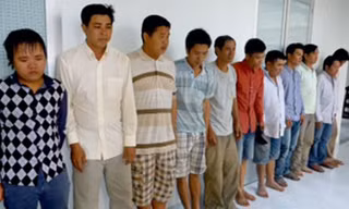 Triệt phá trường gà, bắt giữ 74 con bạc