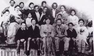Đại gia đình nhà Chang - Eng. Ảnh: L.M.