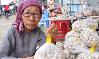 Tỏi cô đơn được bày bán ở gần khu vực cảng Lý Sơn. Ảnh:Trí Tín.